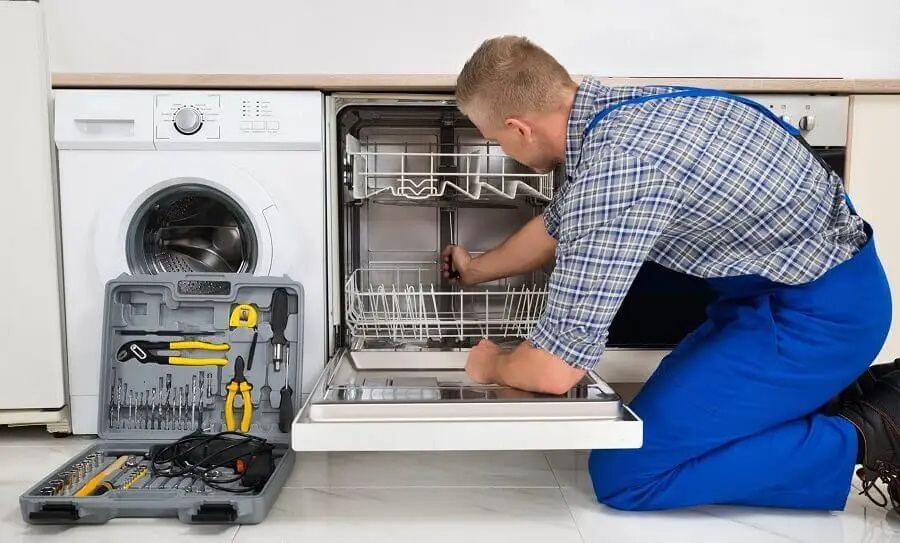 Mamak Electrolux servisi teknisyen ekibi beyaz eşya tamiri yaparken